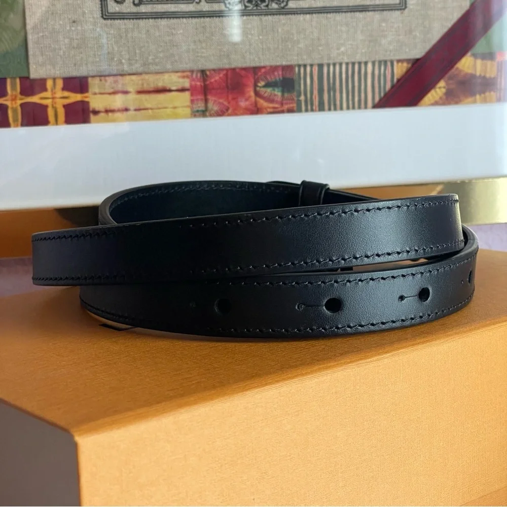 PRISTINE Louis Vuitton 2018 Taiga Bifold Wallet YV in Black Leather w/ box & bag